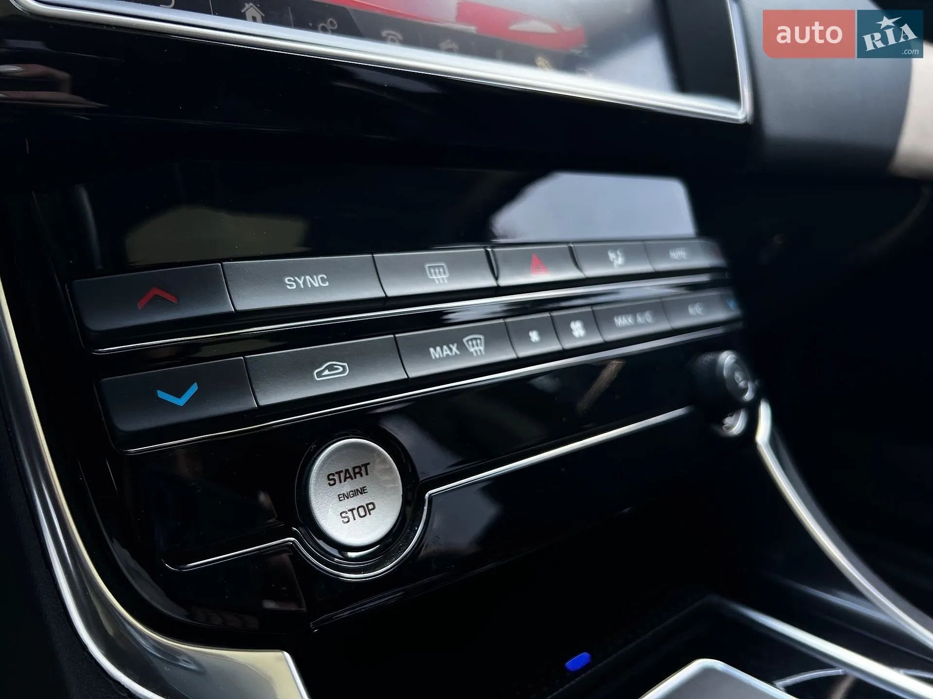 2018 Jaguar XE - мініатюра 13