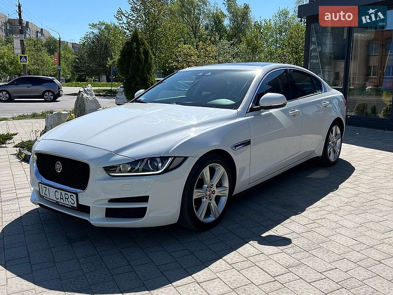 Седан Jaguar XE 2015 в Львове