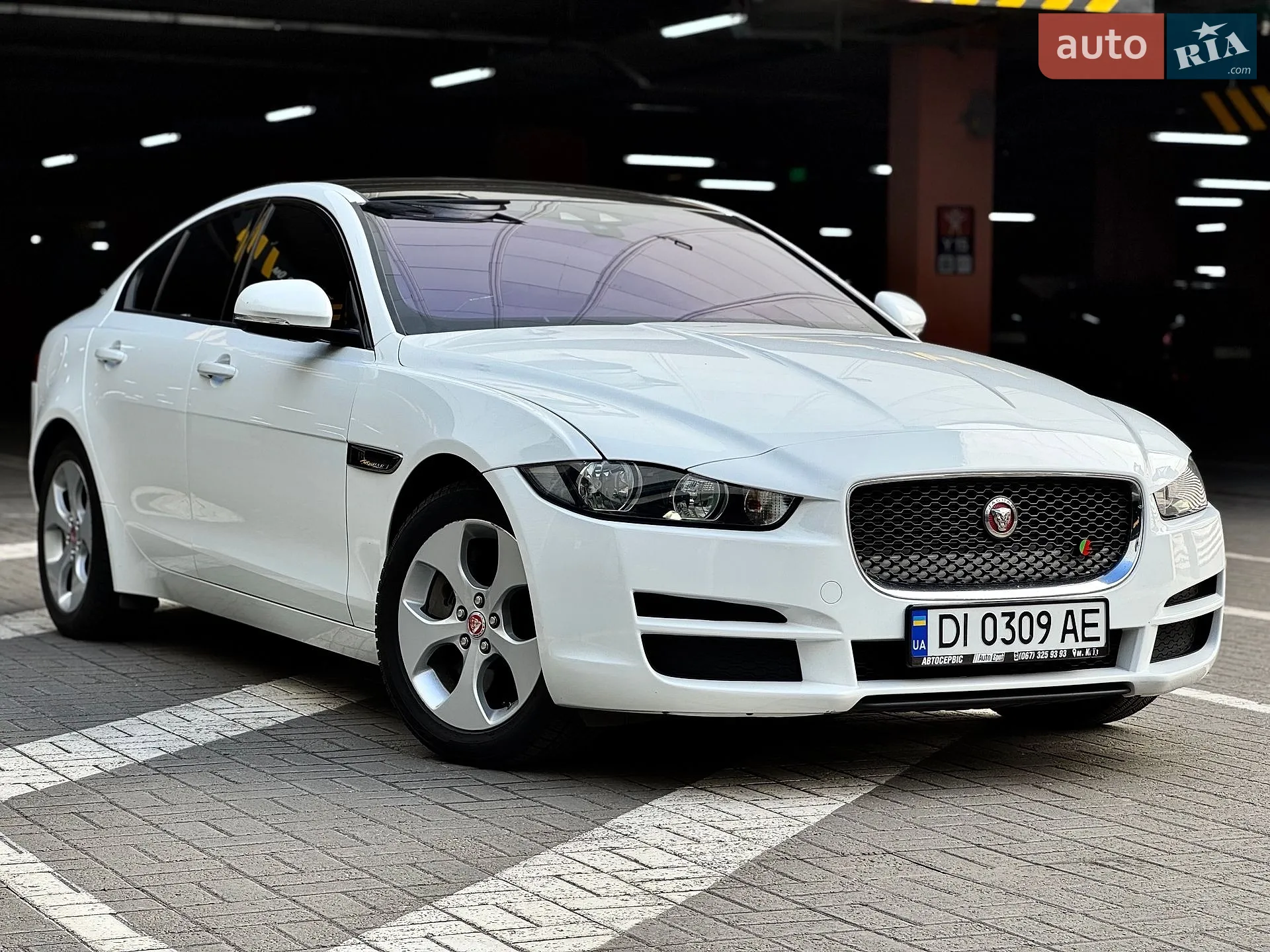 2016 Jaguar XE - мініатюра 2