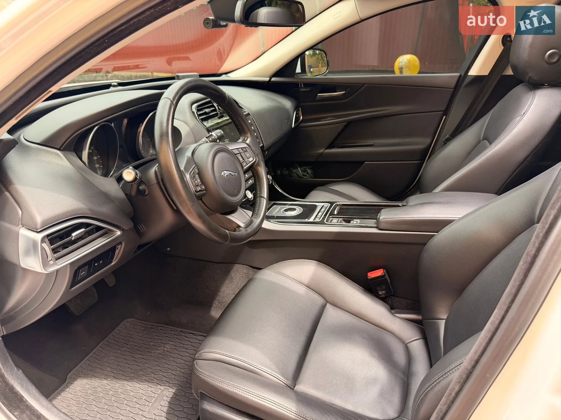 2018 Jaguar XE - мініатюра 16