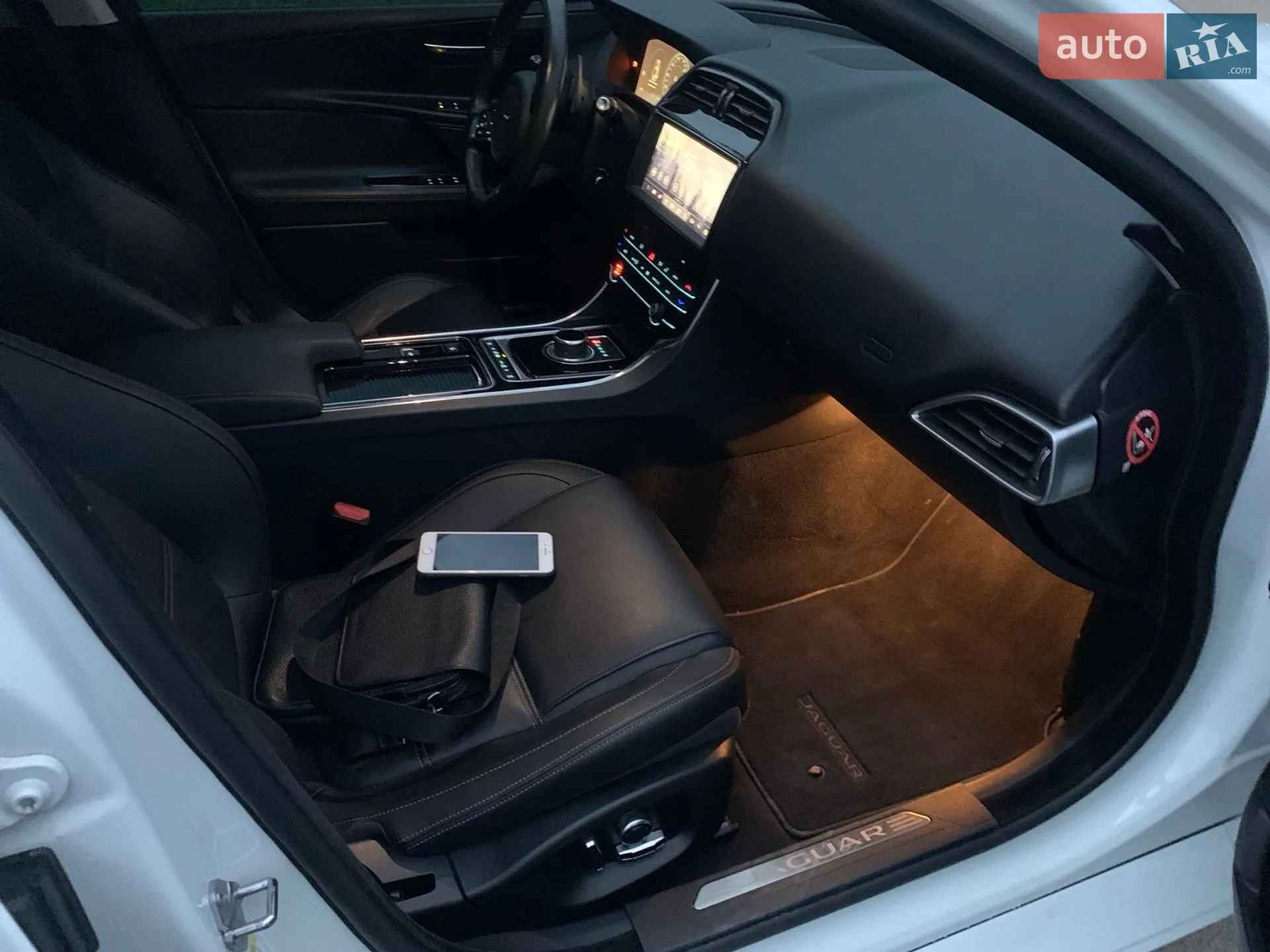 2019 Jaguar XE - мініатюра 11