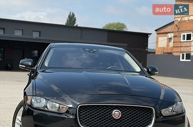 Седан Jaguar XE 2017 в Нововолинську