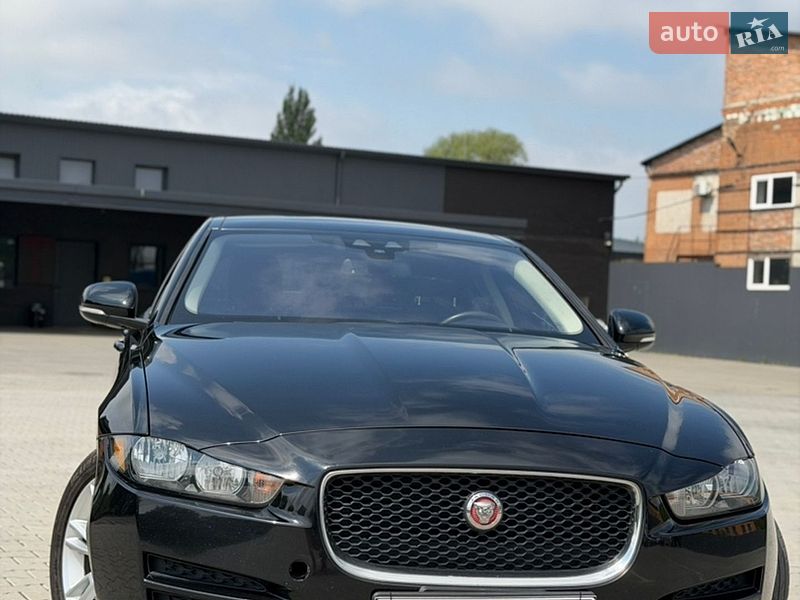 Седан Jaguar XE 2017 в Нововолинську