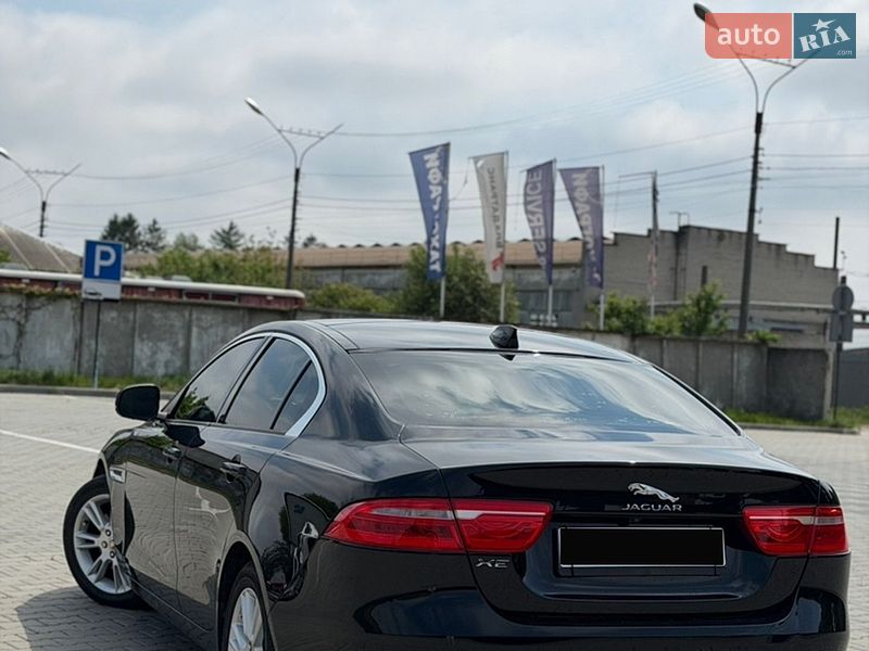 Седан Jaguar XE 2017 в Нововолинську