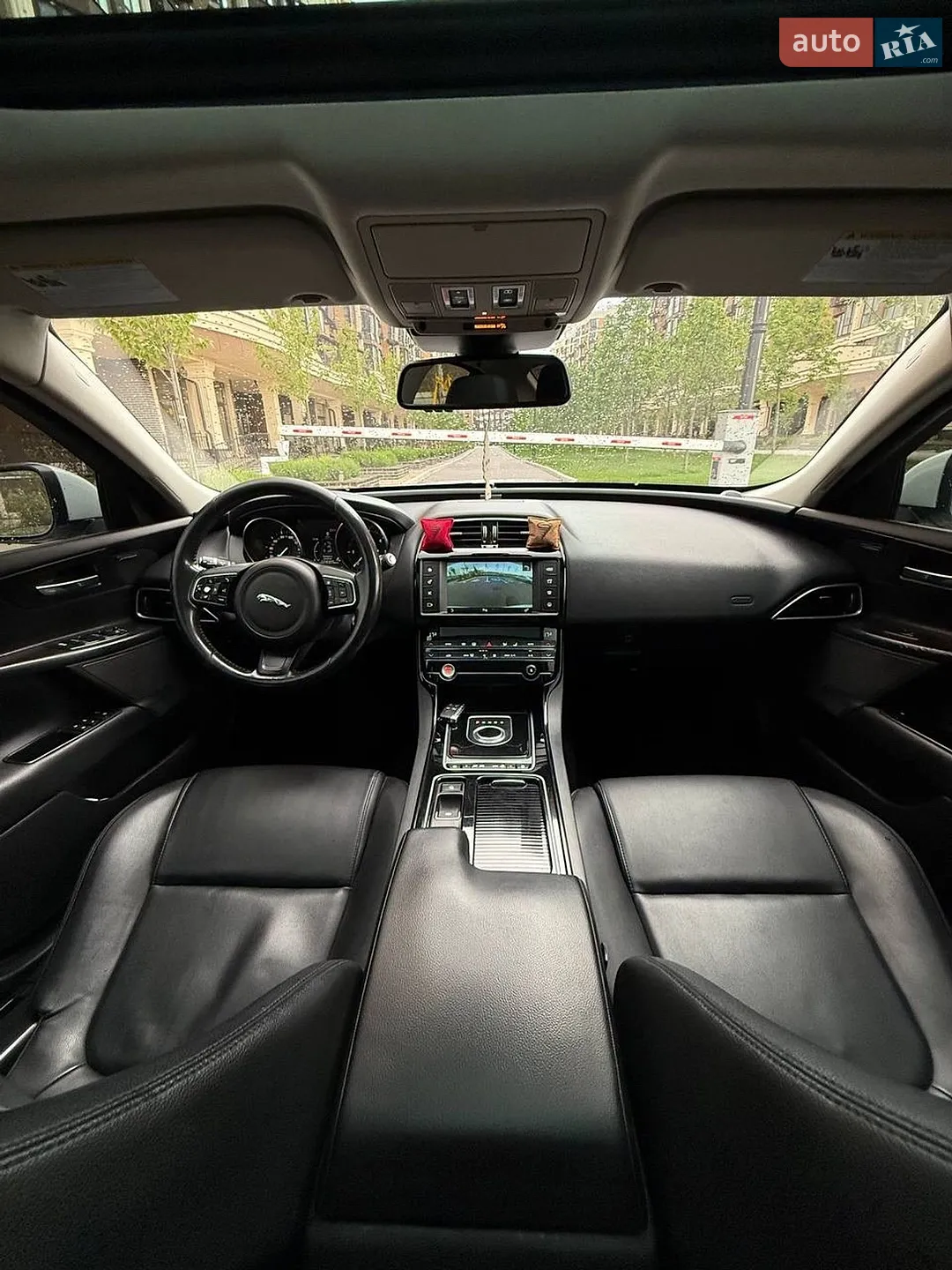 2017 Jaguar XE - мініатюра 11