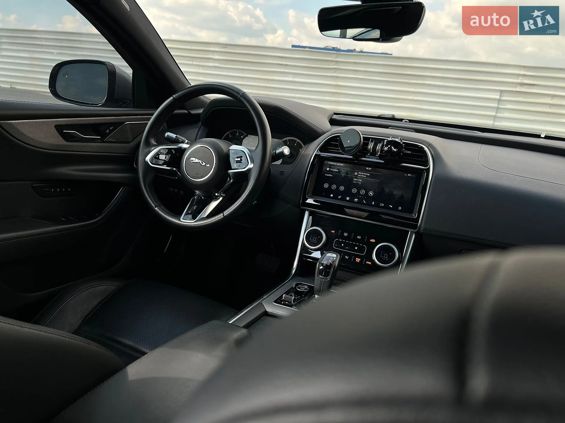 2019 Jaguar XE - мініатюра 23