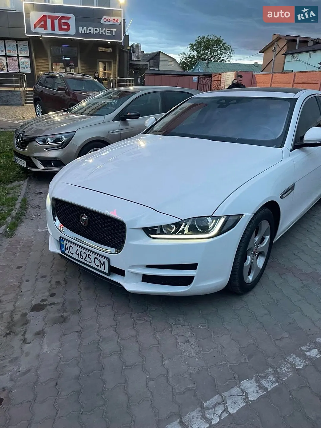 2016 Jaguar XE - мініатюра 2