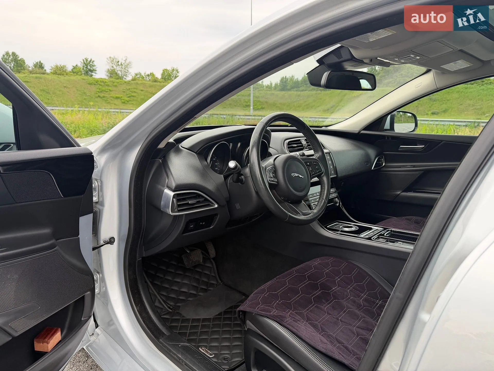2017 Jaguar XE - мініатюра 10