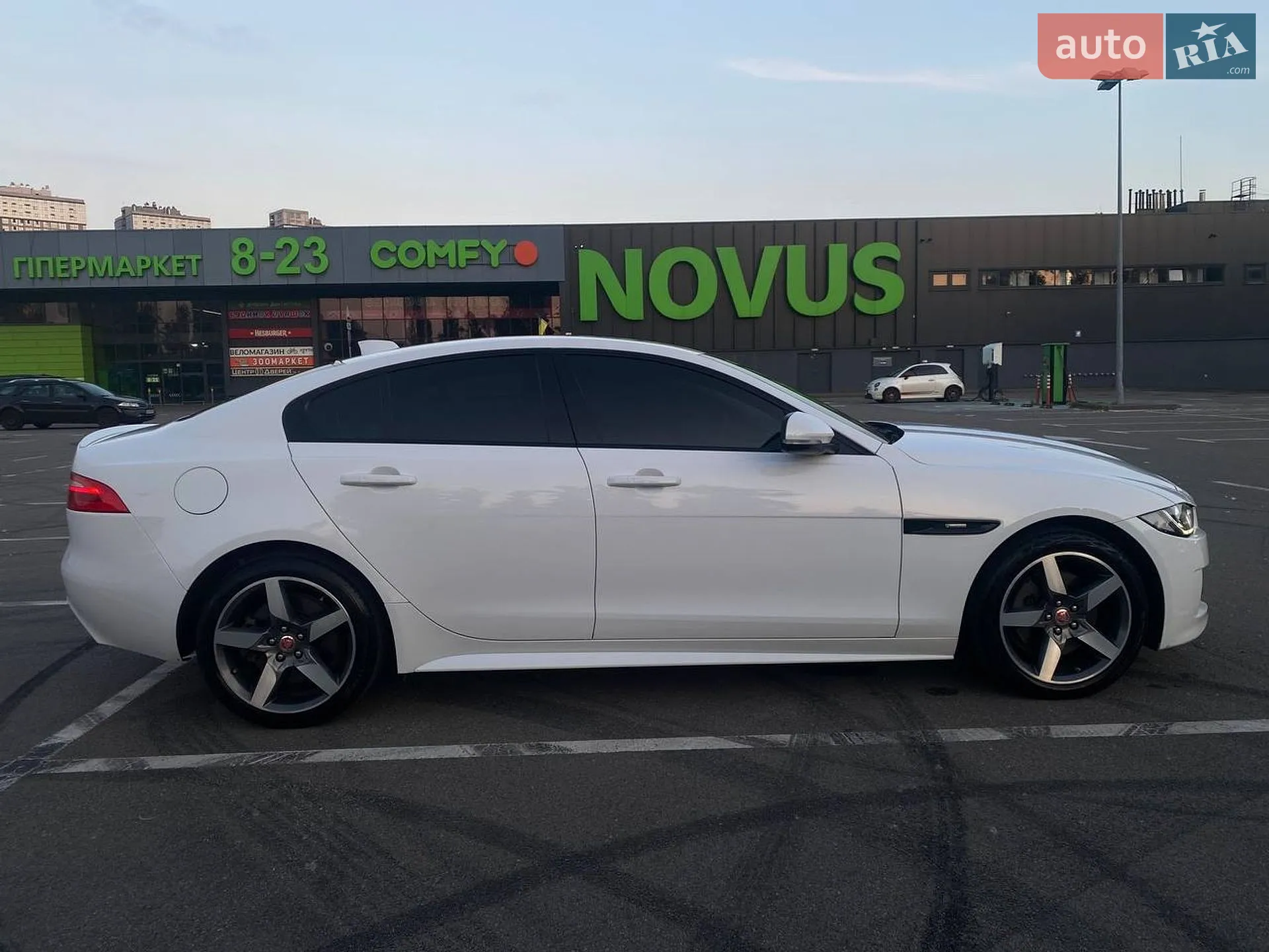 2016 Jaguar XE - мініатюра 3
