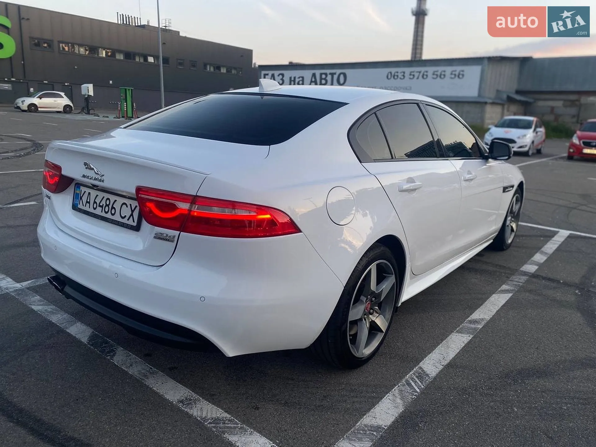 2016 Jaguar XE - мініатюра 4