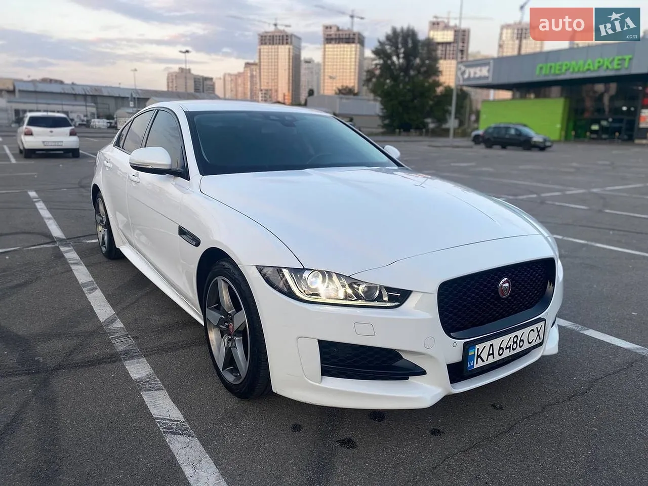 2017 Jaguar XE - мініатюра 18