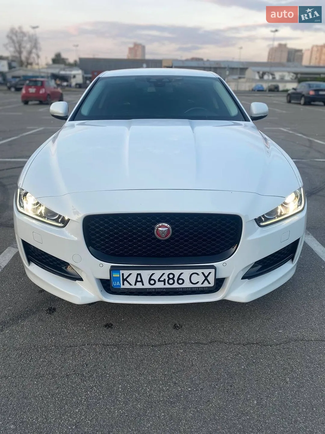 2016 Jaguar XE - мініатюра 9