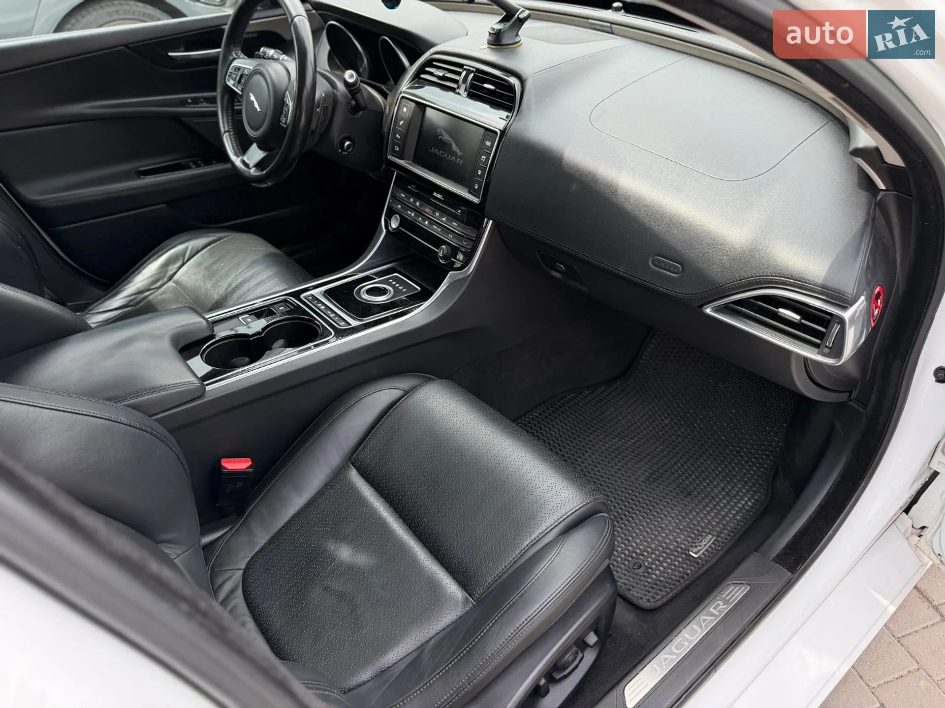 2016 Jaguar XE - мініатюра 9
