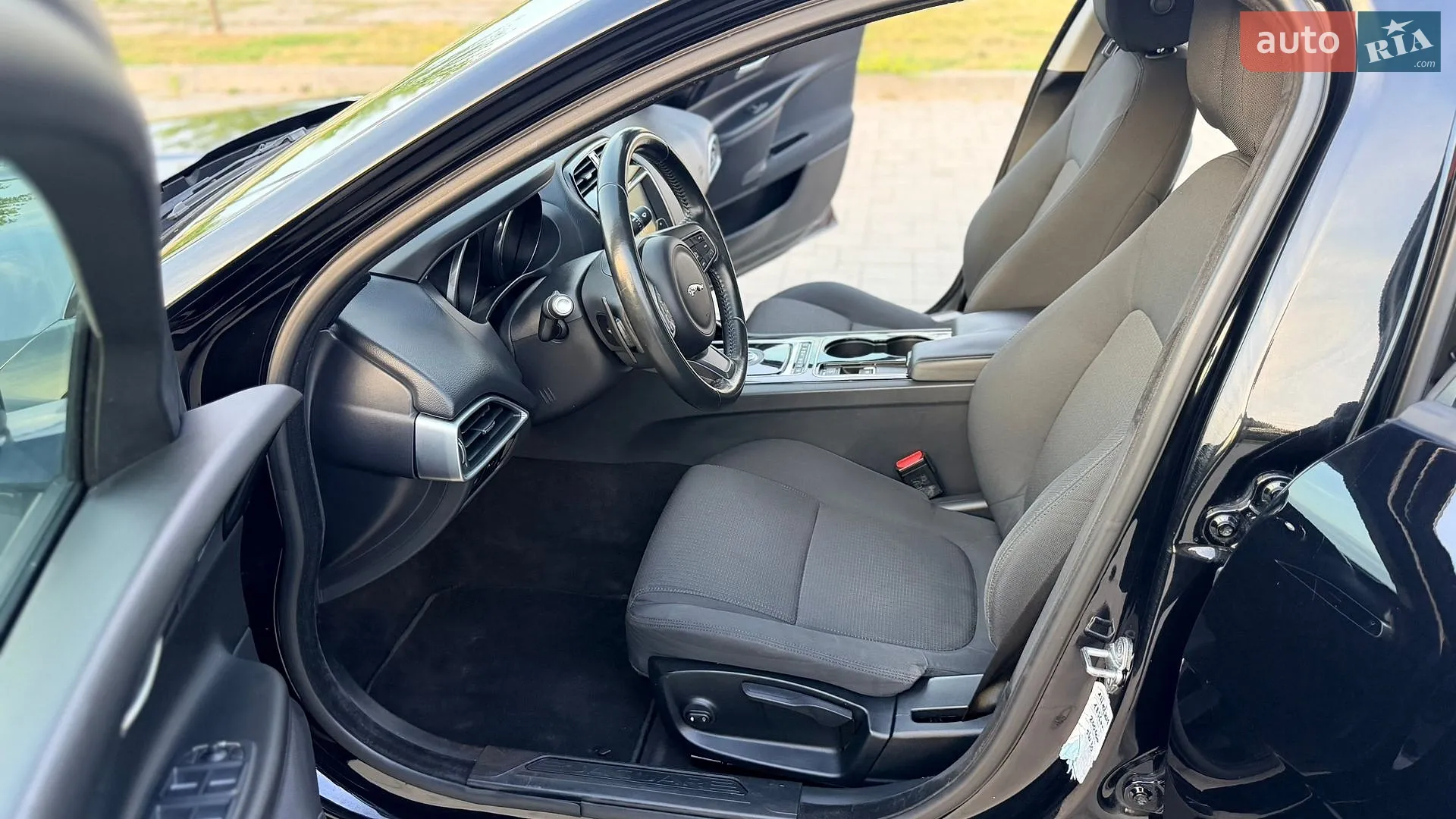 2016 Jaguar XE - мініатюра 32