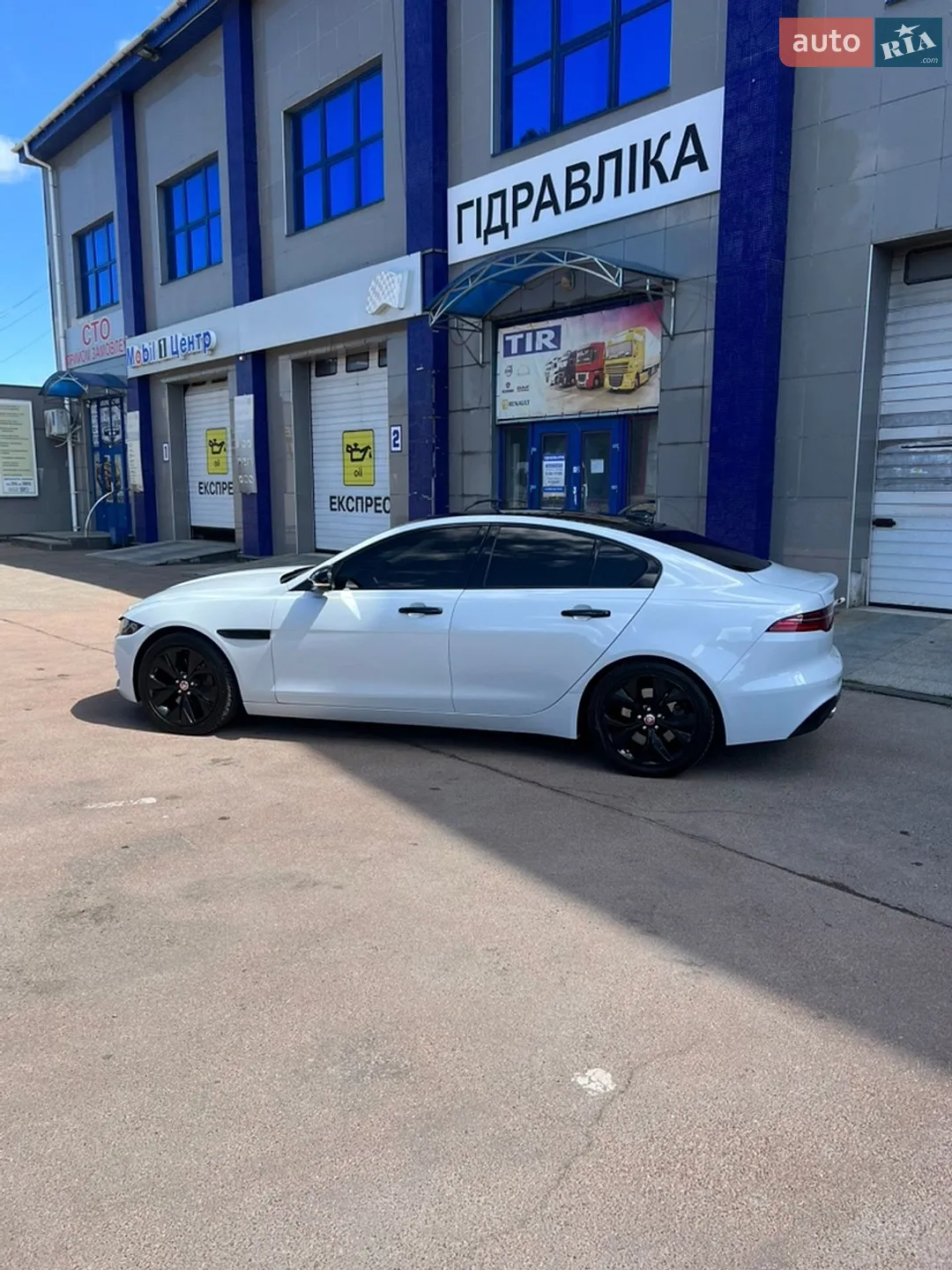 2019 Jaguar XE - мініатюра 3