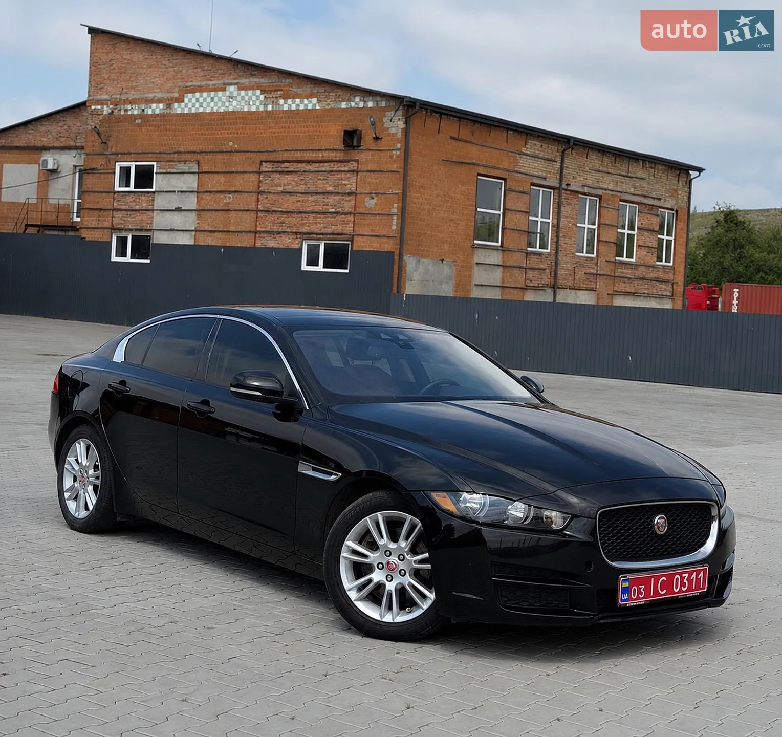 2017 Jaguar XE - мініатюра 2