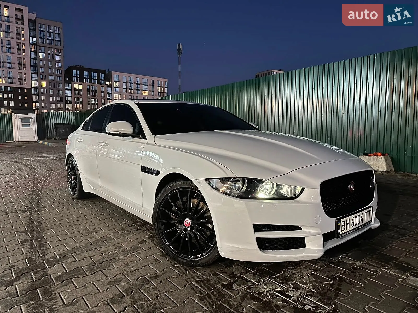 2019 Jaguar XE - мініатюра 2
