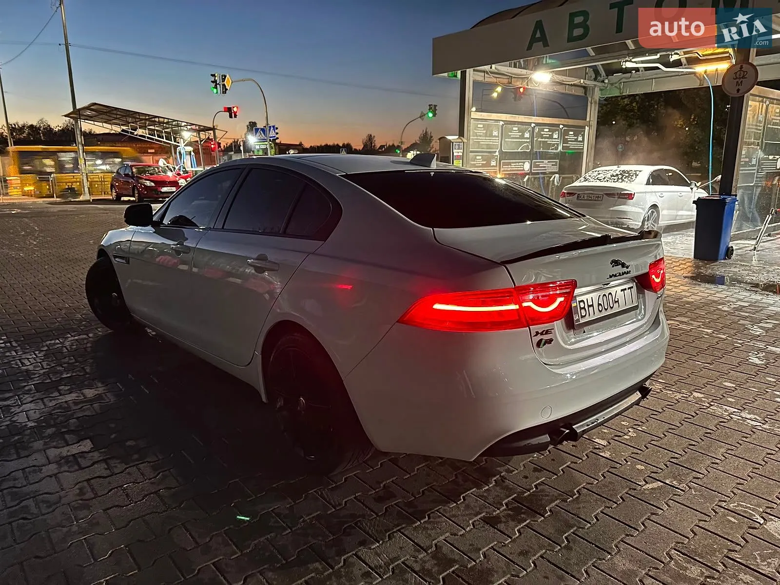 2019 Jaguar XE - мініатюра 3