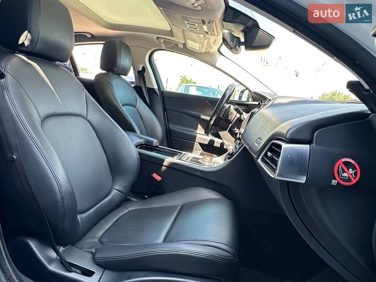 2018 Jaguar XE - мініатюра 12