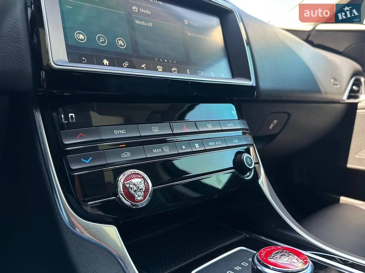 2018 Jaguar XE - мініатюра 24