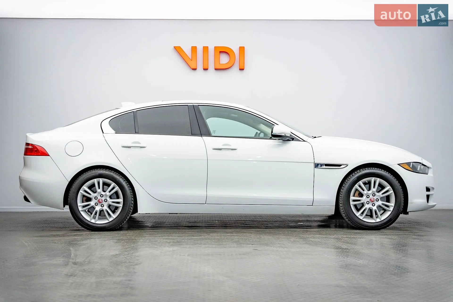 2016 Jaguar XE - мініатюра 4