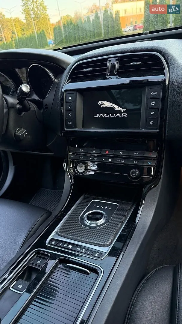 2017 Jaguar XE - мініатюра 14