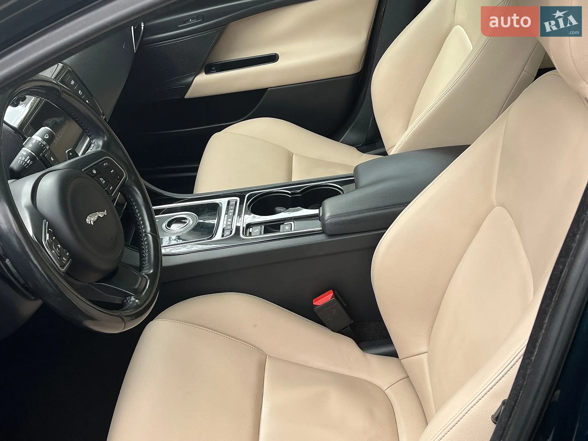2016 Jaguar XE - мініатюра 3