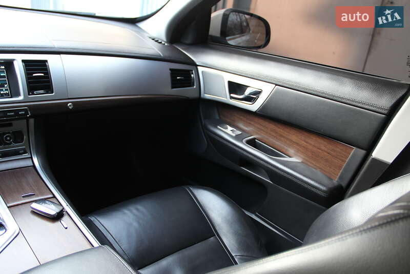 Седан Jaguar XF 2013 в Покровске