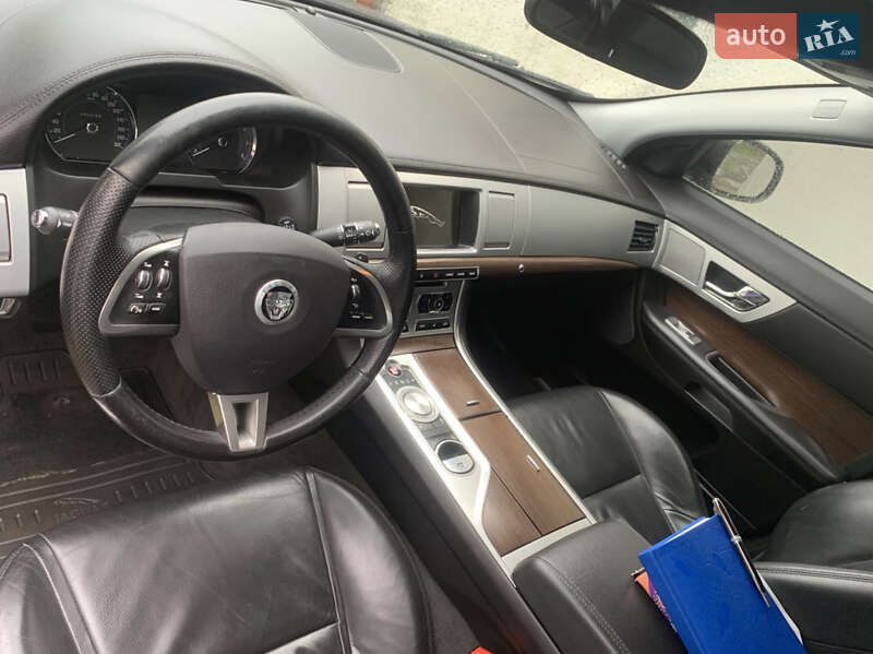 Седан Jaguar XF 2013 в Львове