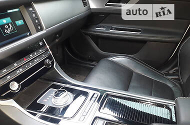 Седан Jaguar XF 2016 в 