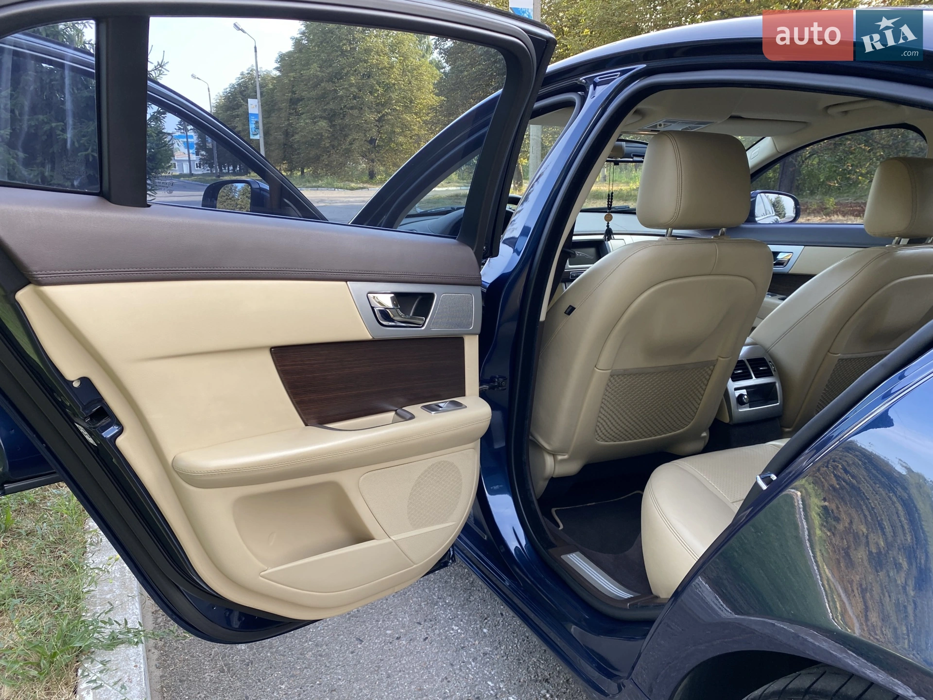 2012 Jaguar XF - мініатюра 2