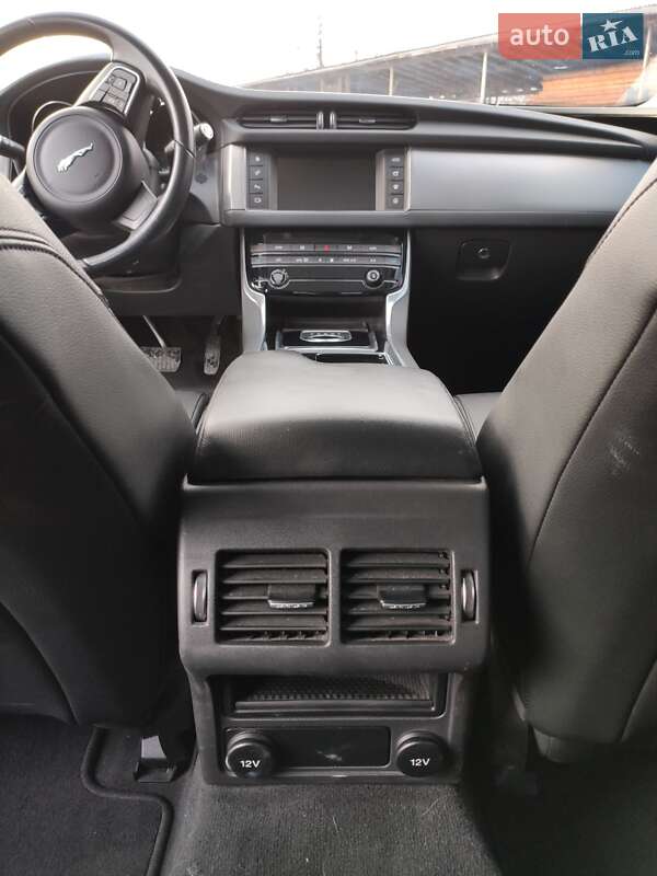 Седан Jaguar XF 2015 в Тячеві