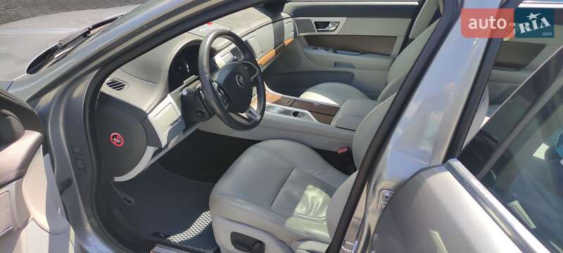 Седан Jaguar XF 2014 в Тернополе