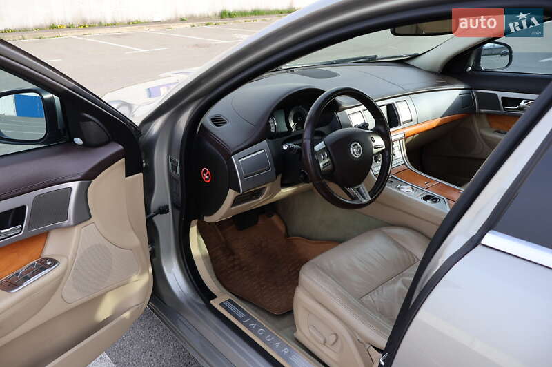 Седан Jaguar XF 2010 в Киеве