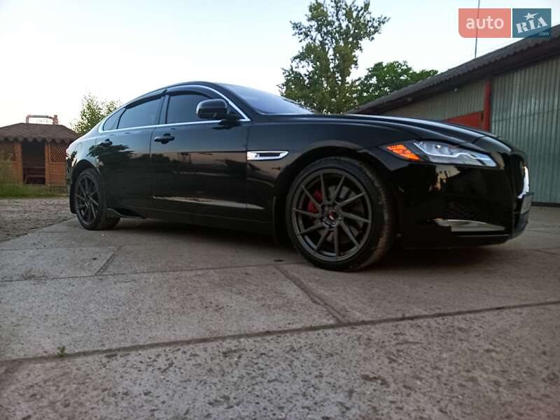 Седан Jaguar XF 2015 в Тячеві