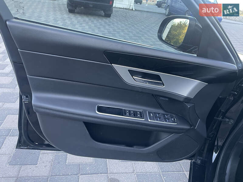 Седан Jaguar XF 2016 в Хмельницком