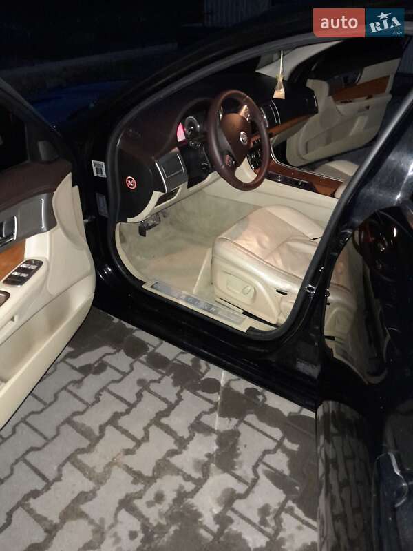 Седан Jaguar XF 2009 в Казатине