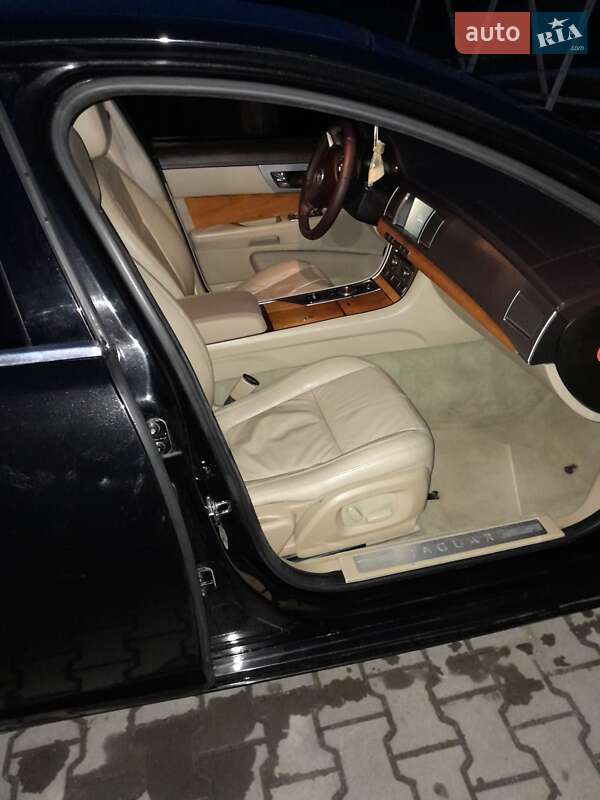 Седан Jaguar XF 2009 в Казатине