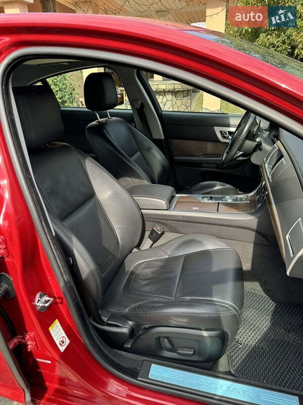 Седан Jaguar XF 2013 в Черновцах