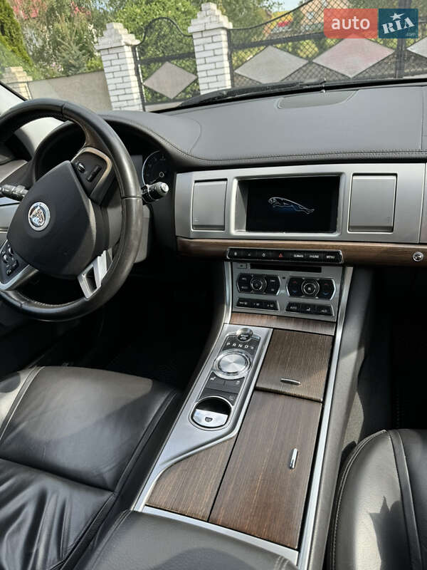 Седан Jaguar XF 2013 в Черновцах