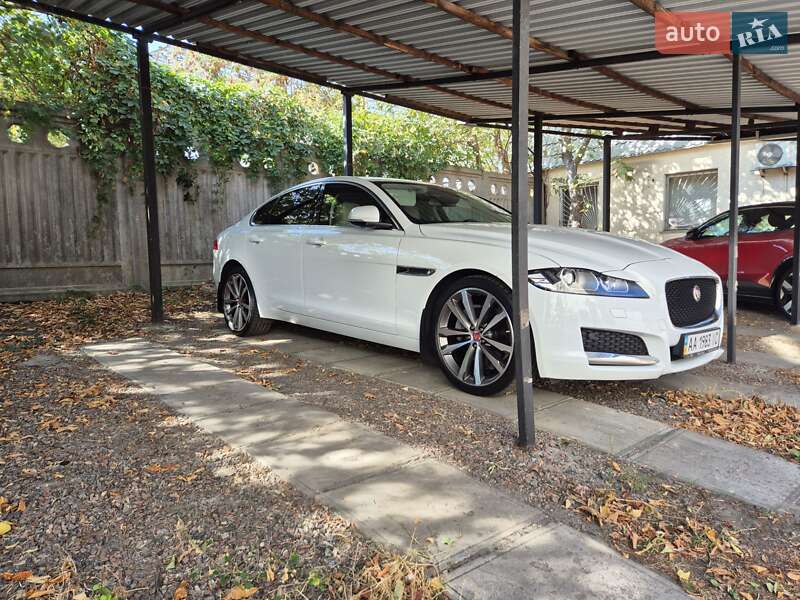 Седан Jaguar XF 2016 в 
