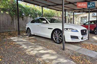 Седан Jaguar XF 2016 в 