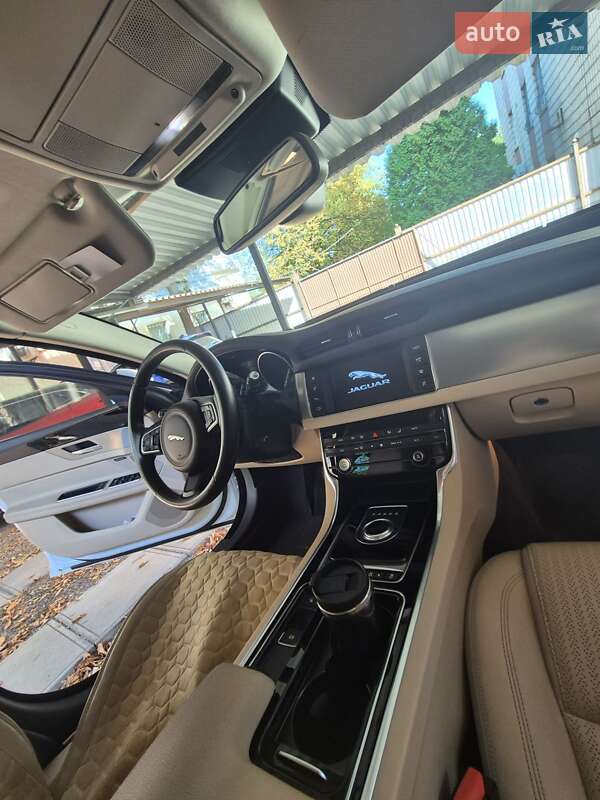 Седан Jaguar XF 2016 в Киеве