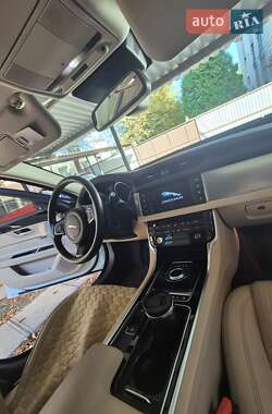 Седан Jaguar XF 2016 в 