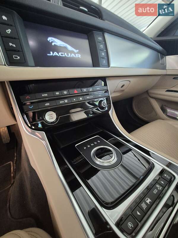 Седан Jaguar XF 2016 в Киеве