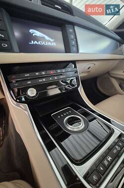 Седан Jaguar XF 2016 в 
