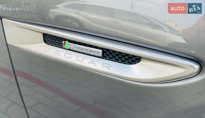 Седан Jaguar XF 2016 в Киеве