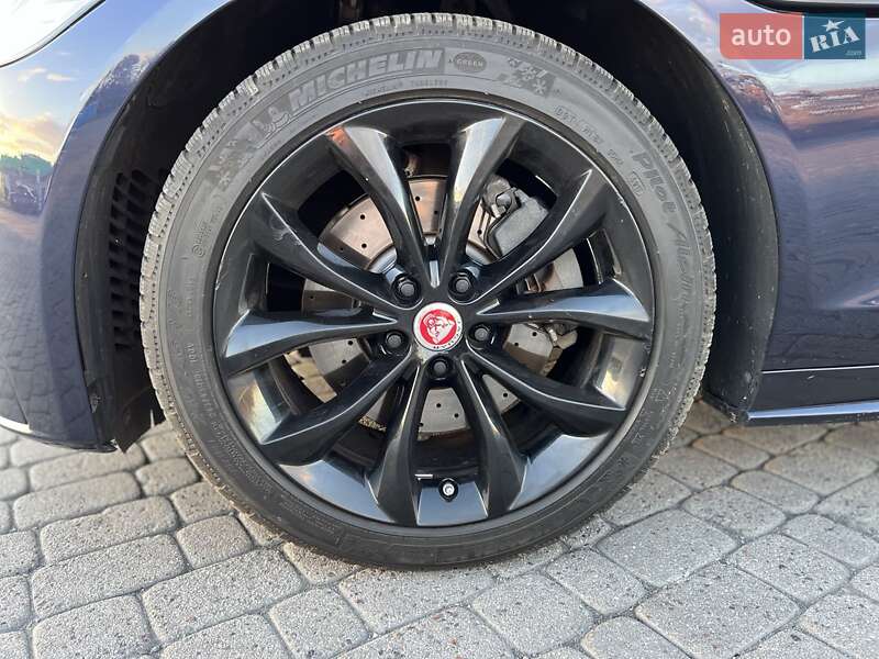 Седан Jaguar XF 2016 в Радивиліві