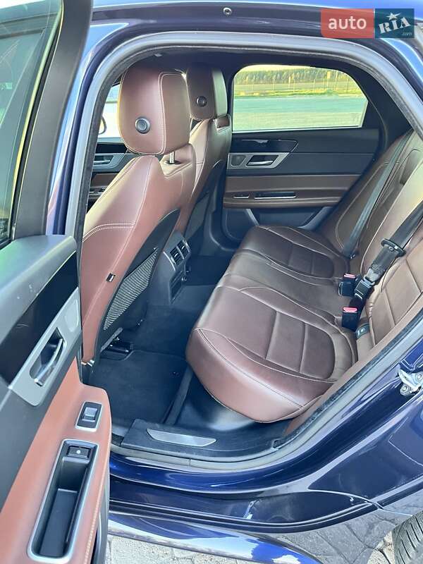 Седан Jaguar XF 2016 в Радивиліві