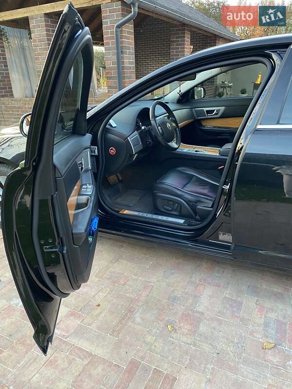 Седан Jaguar XF 2010 в Мукачевому